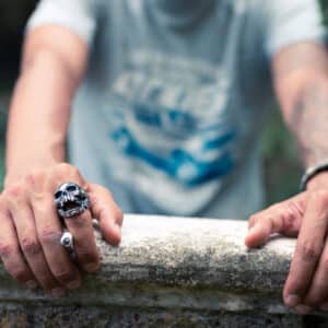 Le luxe de l&rsquo;obscurité : Bague tête de mort