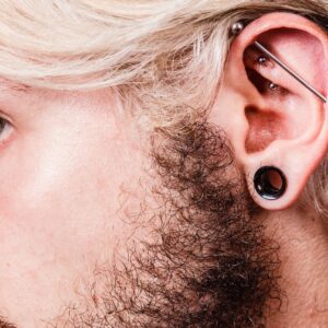 Boucles d&rsquo;oreilles homme : la tendance s&rsquo;affirme