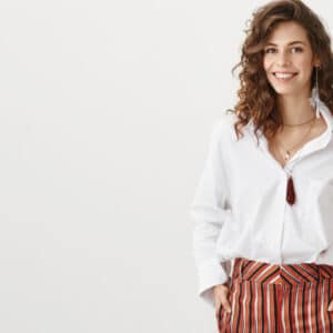 Les chemises intemporelles : des idées de tenues chic pour briller au bureau